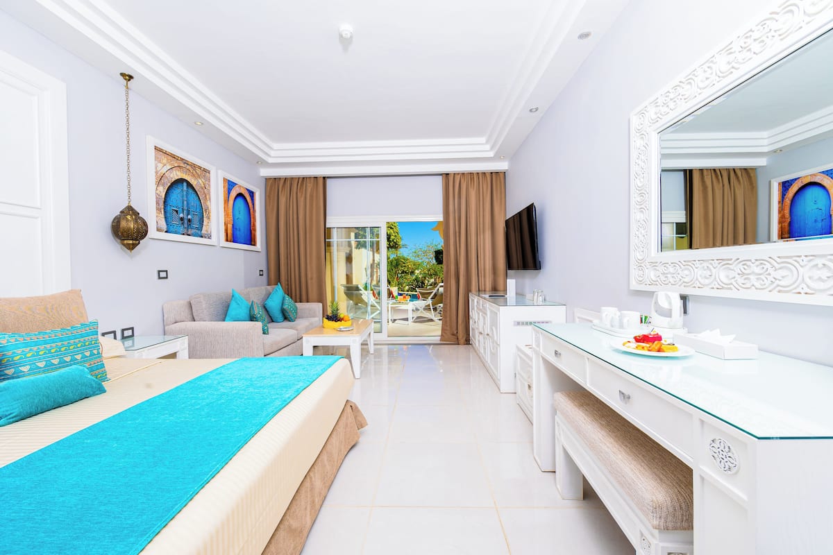 Junior Suite With Direct Pool Access | Minibar, safe på rommet, blendingsgardiner og strykejern/-brett