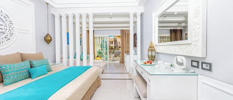 Junior Suite Partial Sea View | Minibar, safe på rommet, individuelt dekorert og individuelt innredet