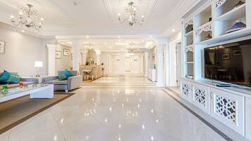 Royal Villa Sea View with Private Pool | Frigobar, cofres nos quartos, individualmente decorados