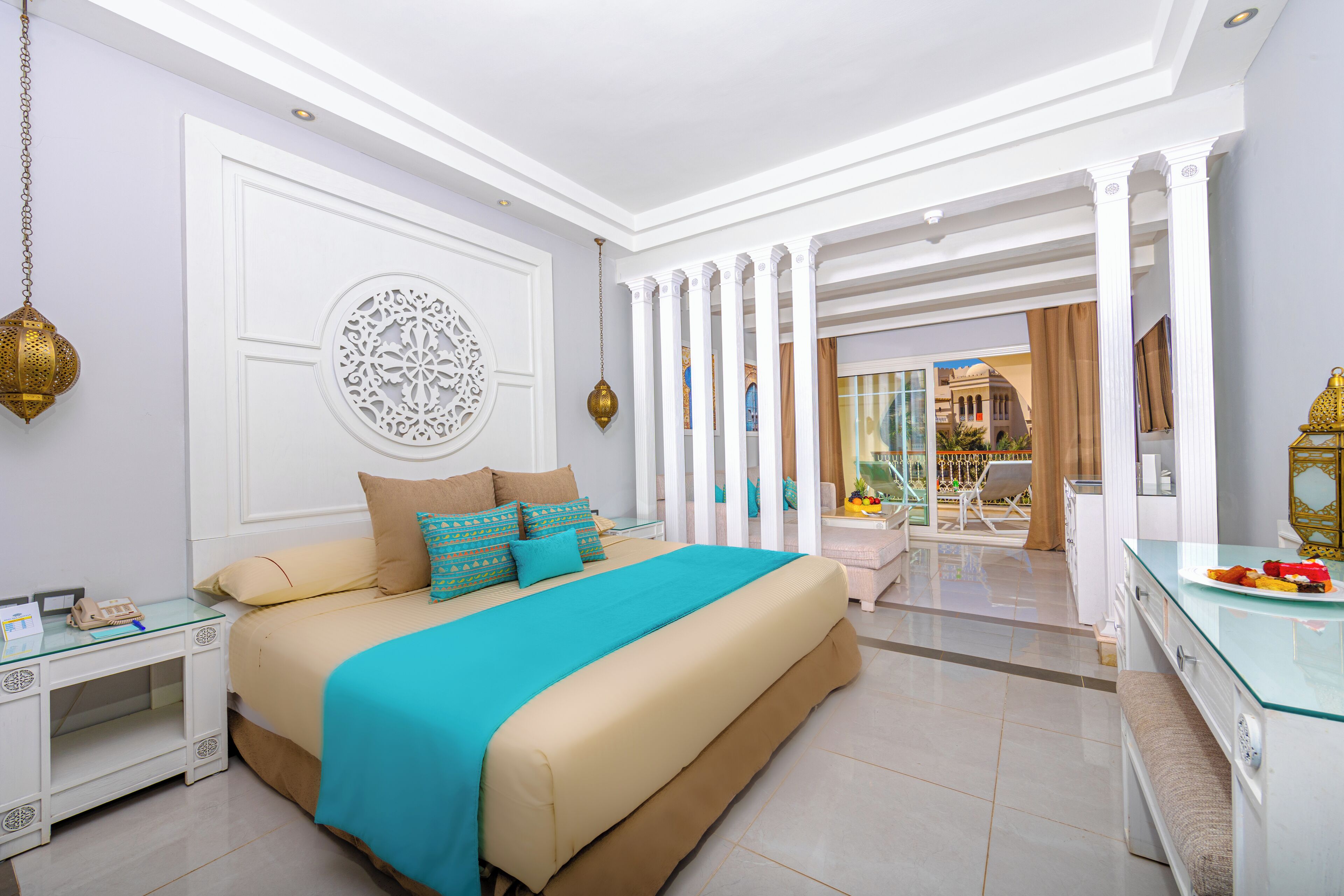 Suite junior, vistas parciales al mar | Minibar, caja fuerte, decoración individual y mobiliario individual