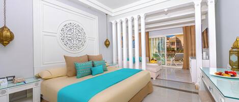 Suite junior, vistas parciales al mar | Minibar, caja fuerte, decoración individual y mobiliario individual