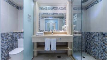 Suíte júnior, vista parcial para o mar | Banheiro | Produtos de toalete grátis, secador de cabelo (mediante solicitação)