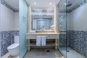 Junior Suite, Partial Sea View | Bathroom | Free toiletries, hair dryer, soap, shampoo