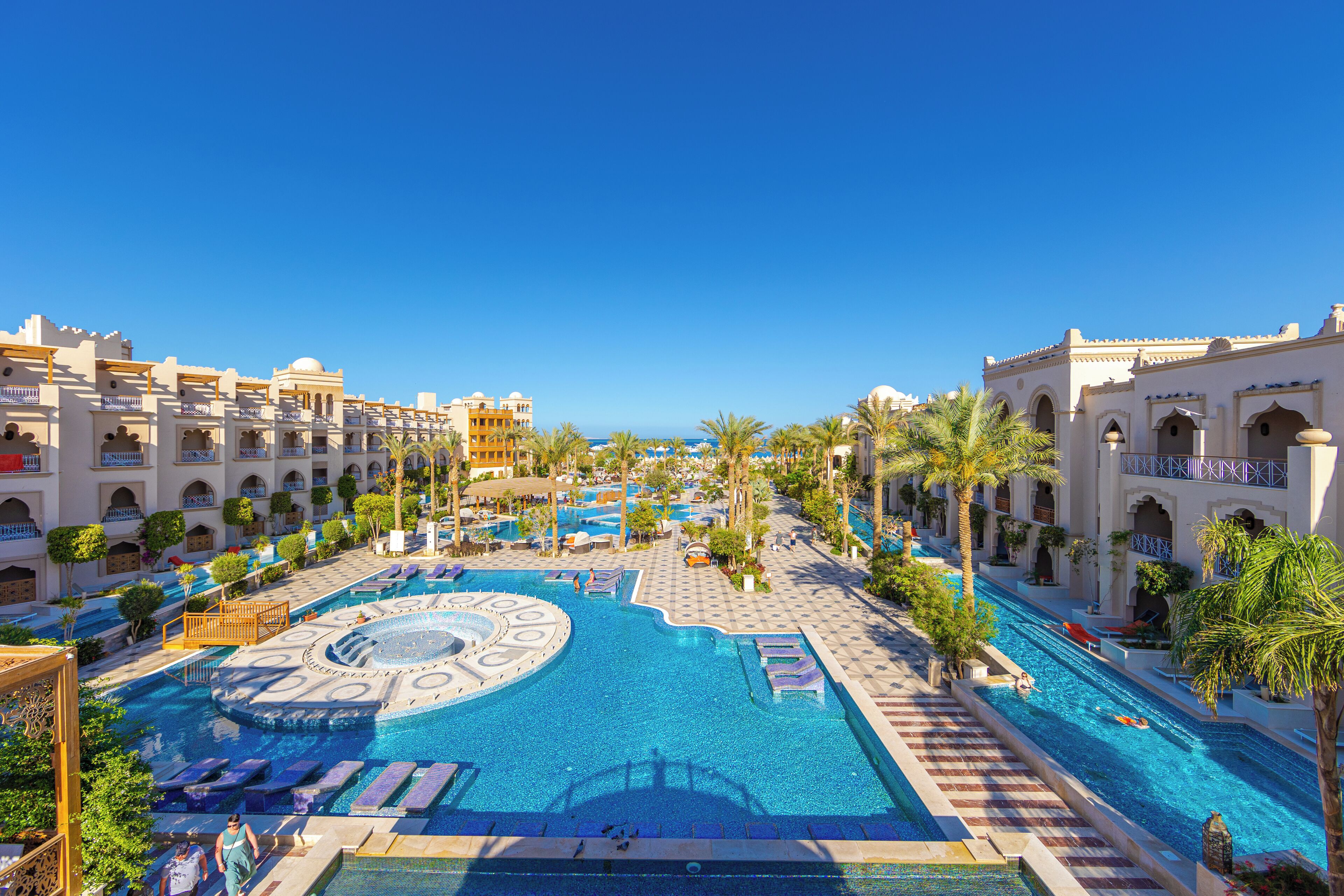 Piscina externa, funciona das 10h às 17h, guarda-sóis, espreguiçadeiras