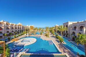 Una piscina al aire libre (de 10:00 a 17:00), sombrillas, tumbonas