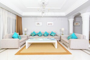 Royal Villa Sea View with Private Pool | Oppholdsområde | LED-TV, bordtennis og bøker