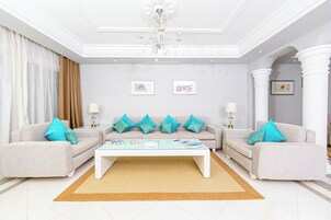 Royal Villa Sea View with Private Pool | 起居区 | LED 电视、乒乓球、书