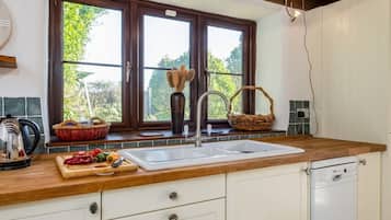 Cookware/dishes/utensils