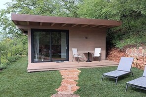 Terrace/patio - Charming bungalow in phenomenal Brenzone sul Garda with AC (Brenzone sul Garda)