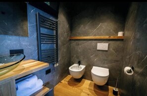 Shower, hair dryer, bidet, towels - Charming bungalow in phenomenal Brenzone sul Garda with AC (Brenzone sul Garda)