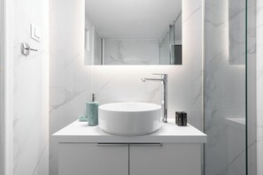 Departamento superior | Baño | Regadera, secadora de cabello, toallas, jabón 