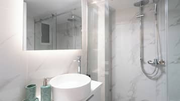 Superior Apartment | Bathroom | Shower, hair dryer, towels, soap