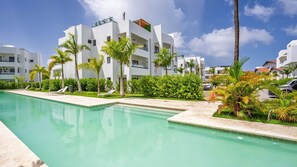 Una piscina al aire libre