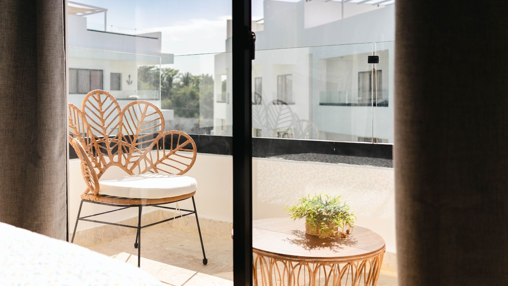 Coffres-forts dans les chambres, fer et planche à repasser