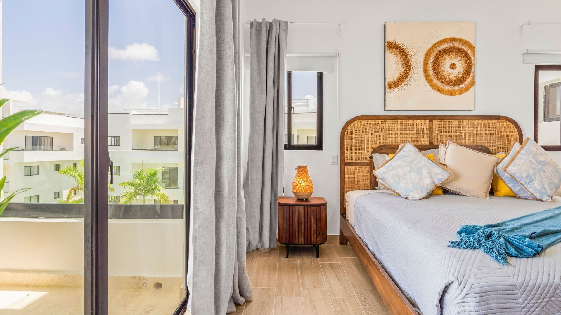 Coffres-forts dans les chambres, fer et planche à repasser