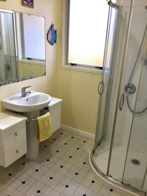 Shower, hair dryer, towels, soap - Classic 2-bedroom bach in Waihi Beach perfect for relaxing getaway (Waihi Beach)