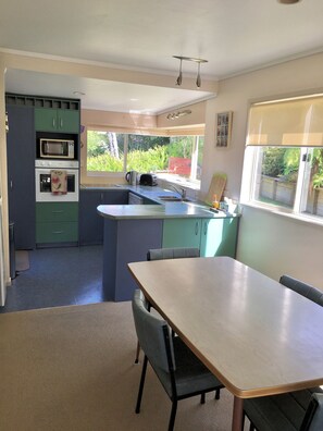 Private kitchen - Classic 2-bedroom bach in Waihi Beach perfect for relaxing getaway (Waihi Beach)