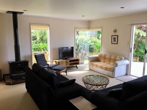 Living area - Classic 2-bedroom bach in Waihi Beach perfect for relaxing getaway (Waihi Beach)