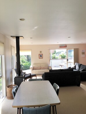 Interior - Classic 2-bedroom bach in Waihi Beach perfect for relaxing getaway (Waihi Beach)