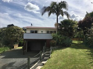 Exterior - Classic 2-bedroom bach in Waihi Beach perfect for relaxing getaway (Waihi Beach)