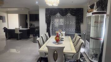 Room, 1 Bedroom, Accessible, Smoking | Dining room