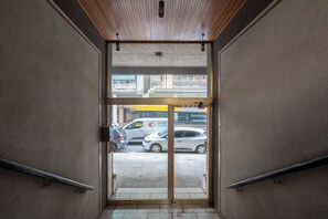 Interior entrance - 15 Minutes Walk to Acropolis, Minimalist Studio (Athens)