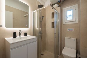 Studio Supérieur, balcon | Salle de bain | Douche, sèche-cheveux, serviettes fournies, savon