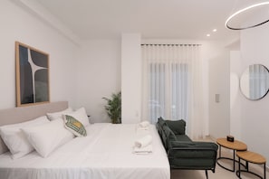 Superior Studio, Balcony - 15 Minutes Walk to Acropolis, Minimalist Studio (Athens)