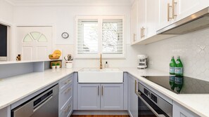 Four à micro-ondes, un four, surface de cuisson, lave-vaisselle
