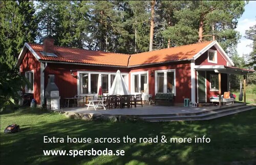 2 child friendly houses lake view & HOT pool Spersboda