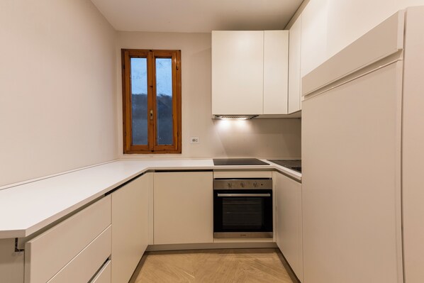 شقة مريحة | مطبخ خاص | موقد طهي مسطح، مستلزمات طهي/أطباق/أوعية