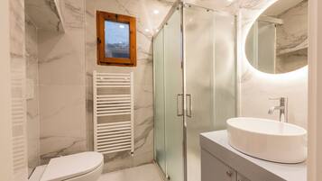 Comfort-Apartment | Badezimmer | Kostenlose Toilettenartikel, Haartrockner, Handtücher, Toilettenpapier