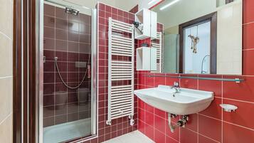 Family Studio (Helios Room 1) | Bathroom | Shower, hair dryer, bidet, towels