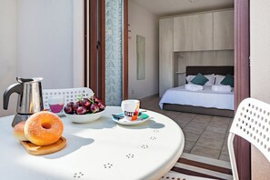 شقة إستديو عائلية (Helios Room 3) | واي فاي وملاءات أسرّة