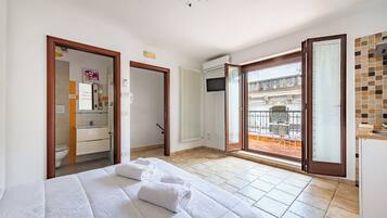 Studio Familial (Helios Room 3)