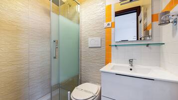 Studio dành cho gia đình (Helios Room 3) | Phòng tắm | Buồng tắm vòi sen, máy sấy tóc, chậu vệ sinh/vòi rửa, khăn tắm