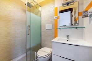 Family Studio (Helios Room 3) | Bathroom | Shower, hair dryer, bidet, towels