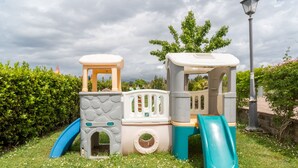 A children's play structure with slides and climbing elements. - Hotiday Apartments Costa degli Etruschi (Rosignano Marittimo)