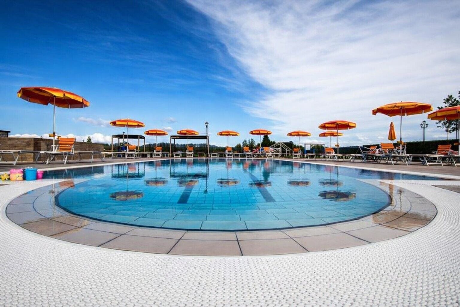 Kolam renang terbuka bermusim 