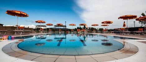 Een seizoensgebonden buitenzwembad