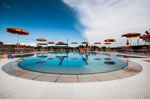 Piscine extérieure (ouverte en saison)