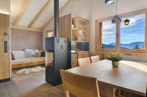 Chalet 'Hugo' with Mountain View, Shared Pool and Wi-Fi