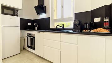 Réfrigérateur, micro-ondes, four, plaque de cuisson