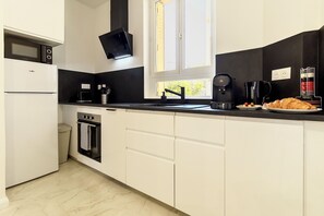 ثلاجة، ميكروويف، فرن، مو�قد طهي مسطح