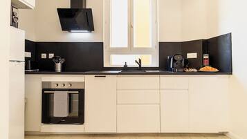 Réfrigérateur, micro-ondes, four, plaque de cuisson