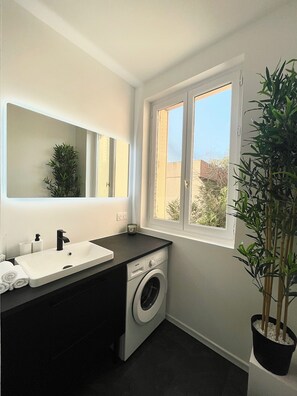 Een douche, een haardroger, handdoeken, zeep