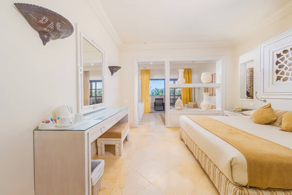 Habitación doble junior, vista al mar | Tabla de planchar con plancha