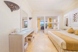 Junior Suite Sea View | StrykjÀrn/strykbrÀda och sÀngklÀder