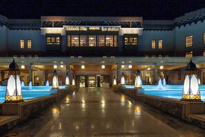 Framhlið gististaðar – að kvöld-/næturlagi