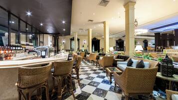 8 bars/lounges, 2 beach bars